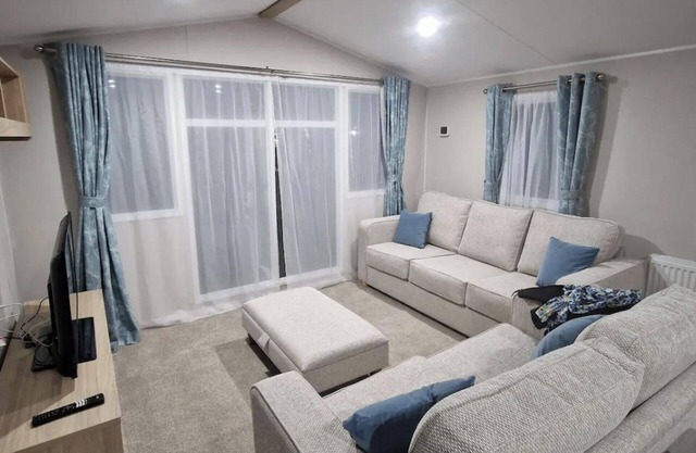 Family Caravan - Sleeps 6 - Pet friendly - Parking