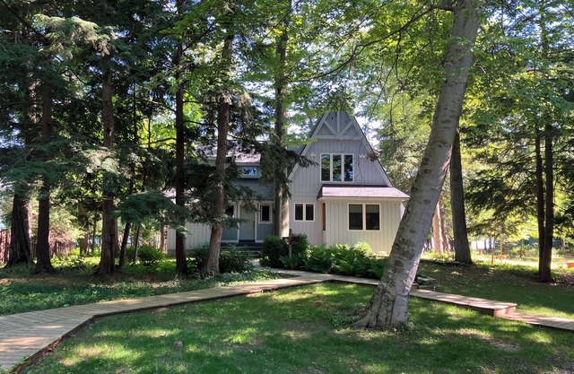 Family Cottage North Shore of Big Glen Lake