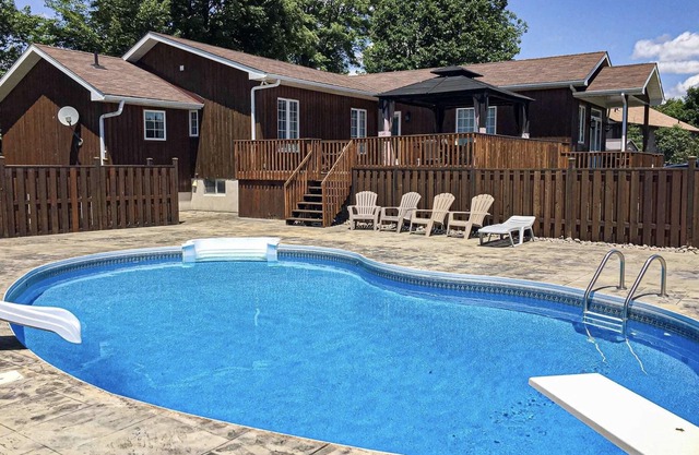 Family Cottage with a hot tub & heated pool minutes to Highland Trails & Marina