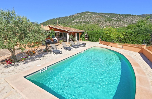 Family country house, quiet location, private pool, internet