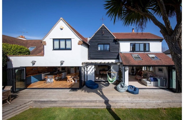 Family & dog friendly beach house, garden, parking, walk to shops/cafes/pubs,