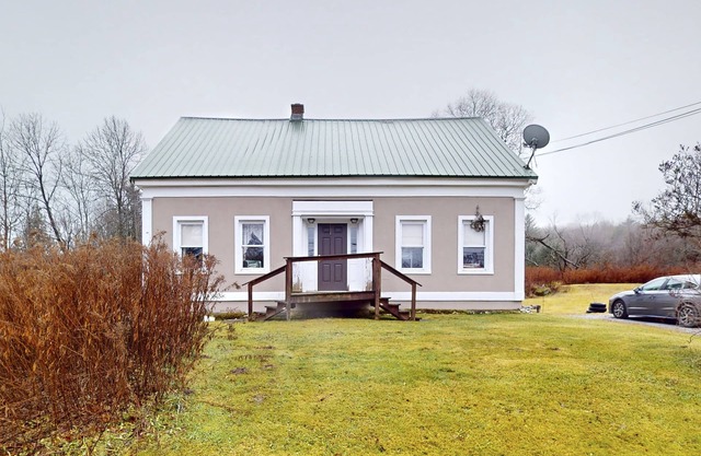Family & Dog-Friendly Home with Wood Stove, Full Kitchen, and High-Speed WiFi