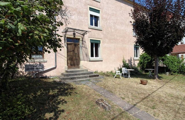 Family cottage for 6 with game room and private parking