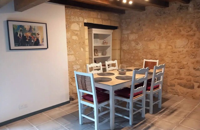 Family friendly farmhouse with pool in vineyard - close to St Emilion