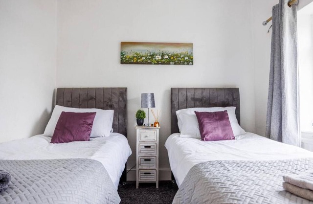 Family-Friendly 2BR City Centre Nr High St by Everhome Ltd