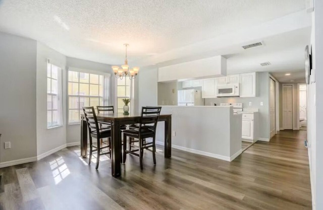 Family friendly 3-bedroom condo 20 min to Disney