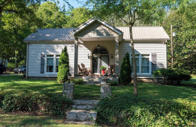 Family friendly 3-bedroom farmhouse in the Tennessee Valley near Fayetteville