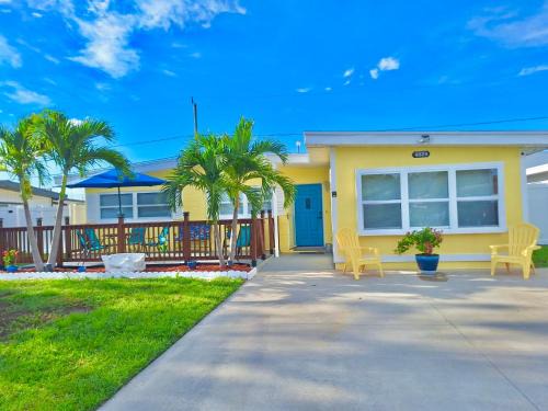 Family Friendly 3BR Home Sleeps 6 Private Backyard and Free Parking Near St Pete Beach