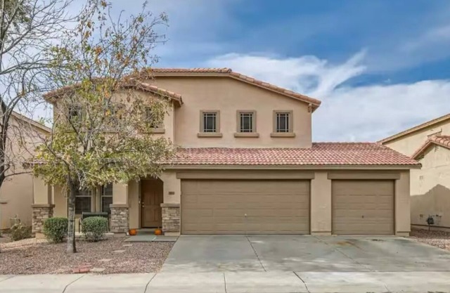 Family-Friendly 4BR Retreat w Pool & Backyard Oasis – Surprise AZ