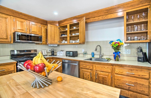 Family-Friendly Cape Cod Home: 2 Mi to Coast!