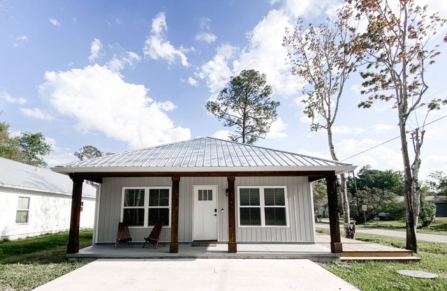 Family-friendly cottage in St. Augustine - 10 min drive to downtown and beaches!