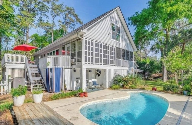 Family friendly cottage w/ POOL! <20min drive to downtown or beach! Pet friendly