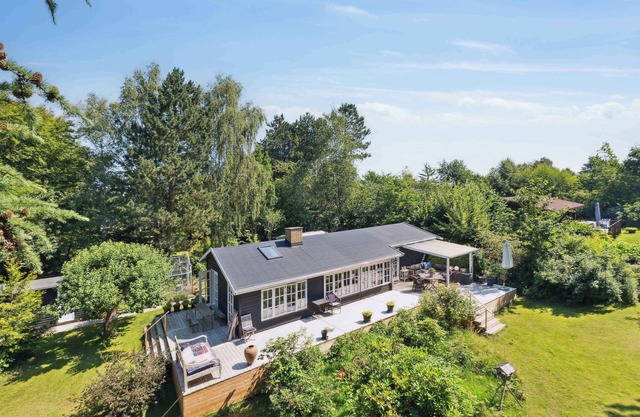 Family-friendly cottage near beach & nature