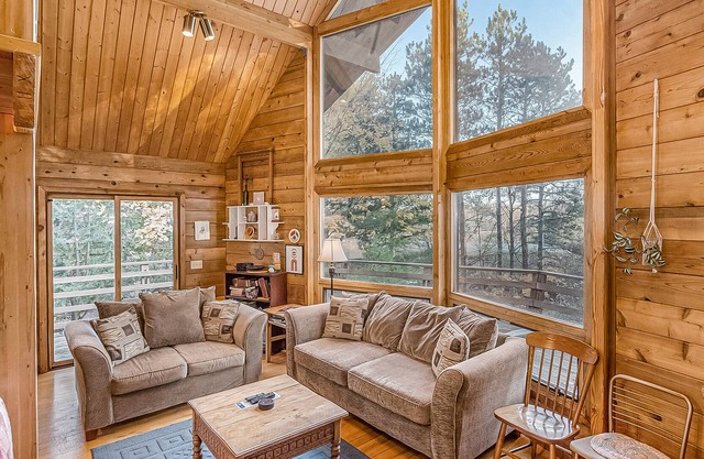 Family friendly, dog-friendly home with resort access - close to ski lifts!