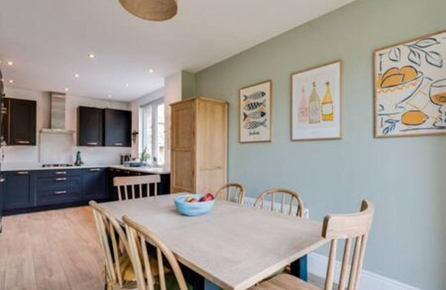 Family-Friendly Getaway - Garden, Parking Sleeps 8