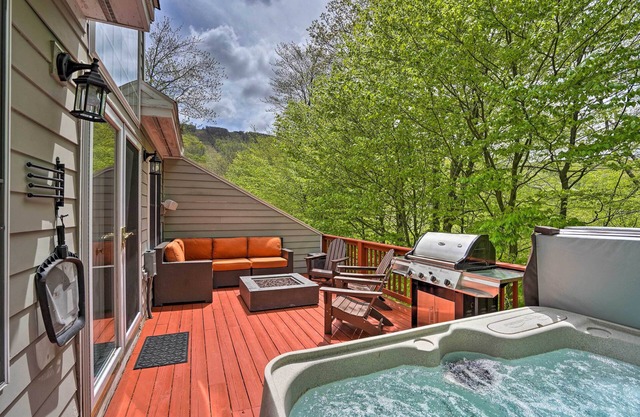 Family-Friendly Hancock Home: Walk to Slopes!