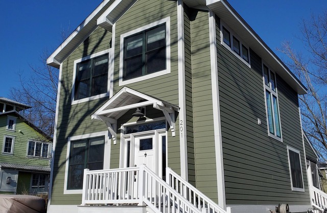 Family Friendly House In Beachwalk - 10 minutes walk to the beach!