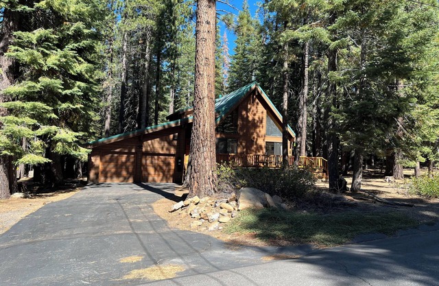 Family friendly home set amongst the pines, and backing up to a National Forest