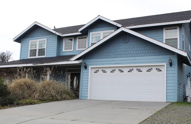 Family friendly home with lots of outdoor space, jacuzzi, bbq grill.