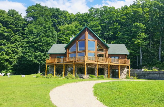 Family-friendly log home between Harbor Springs, Petoskey, and Mackinaw Island
