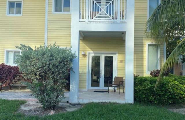 Family friendly private villa can sleep 6, walking distance from beach and pool!