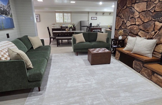 Family-Friendly Retreat in Layton - New remodel, sleeps 6, Backyard Oasis