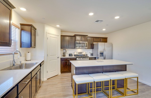 Family-Friendly Riverbank Retreat: Close to Parks!