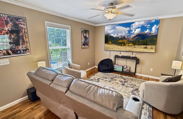 Family Friendly Townhouse Near Lake and Shopping