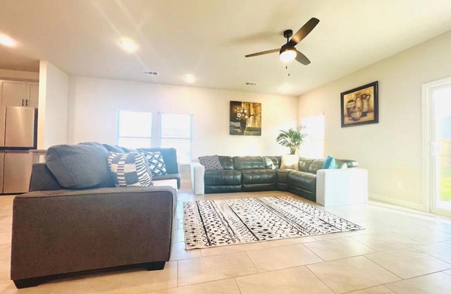 Family-Friendly Urban Retreat: Experience the comfort of this inviting apartment, perfect for families.