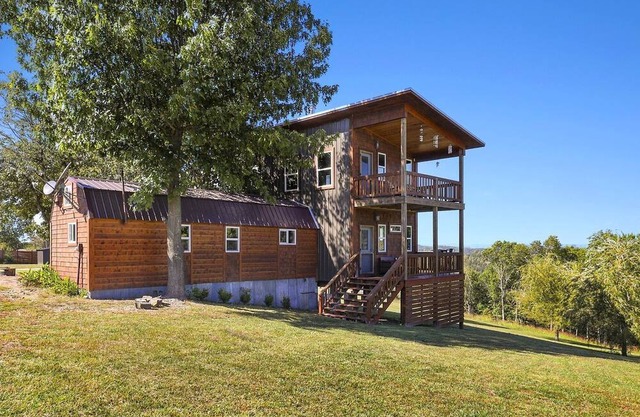 Family-Friendly Cabin with Hot Tub in the Ozark Mountains and nearby Beaver Lake, Eureka Springs