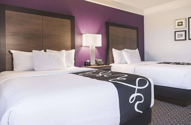 Family-Friendly Hotel Room w/Comfortable Amenities – Pool and Hot Tub