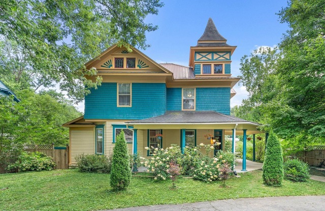 Family-Friendly Steps to Ecusta Trail/Ecusta Market & Café Near Downtown HVL