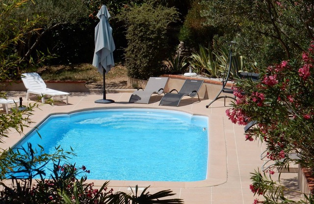Family friendly villa with heated pool in quiet hillside area between sea/ Verdon