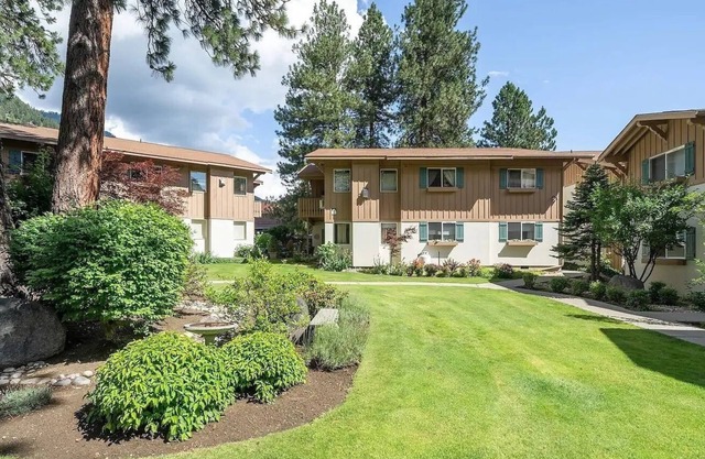 Family-friendly, walk to town, bottom unit, Pet Friendly!