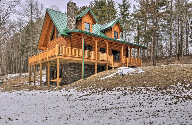 Family-Friendly Warsaw Cabin w/Deck & Fireplace!