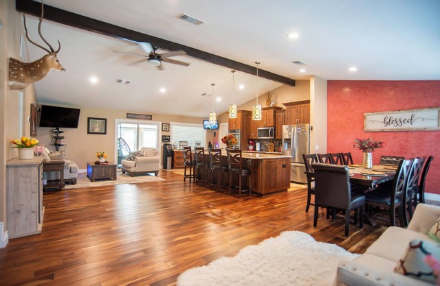 Family friendly with lots of room for fun! 7 minutes to Six Flags/La Cantera.
