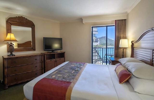 Family & Friends Getaway! 2 Great Units, Pool, Steps to Beach, Honolulu Zoo