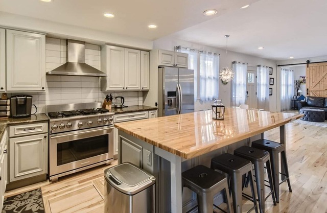 Family Fun-5 bedroom house-Hot tub-Dog Friendly