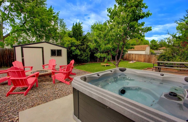 Family Fun: Hot Tub & Game Room!