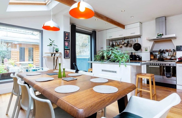 Family Fun in Stoke Newington, by Veeve