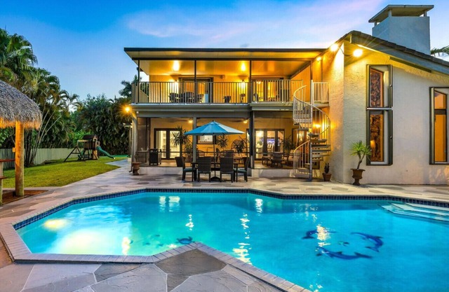 Family Fun Retreat! Sleeps 10, Private Pool, Mins to Beach & Hard Rock Casino