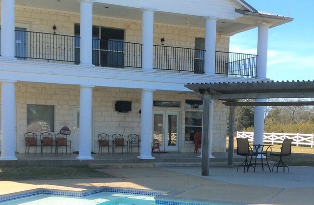 Family Gathering/Game Day/Wedding Venue in College Station with pool in country