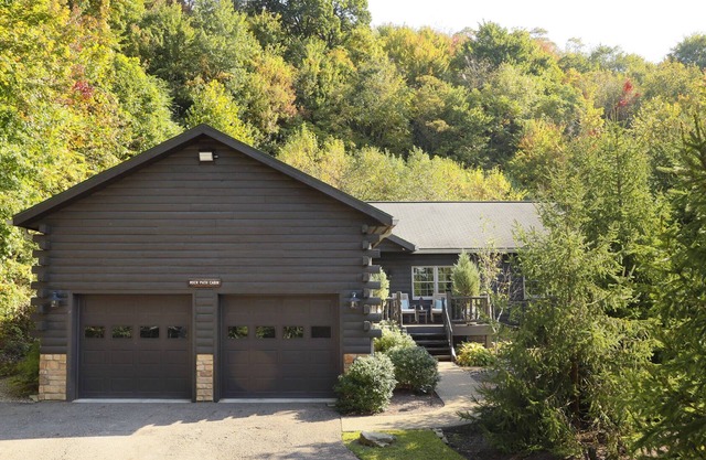 Family get away nestled on the edge of 400 acres! Pet- Friendly!