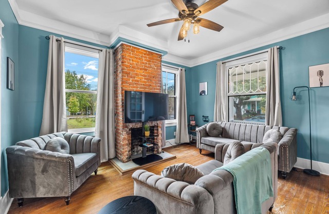 Family Getaway Downtown Retreat - Pets Okay King Bed - Fire Pit - FREE Parking!