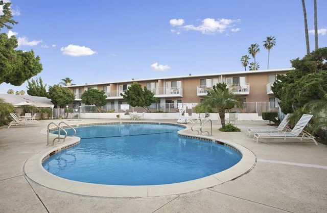 Family Getaway! Four Lovely Units, Pool, Restaurant, Close To Attractions