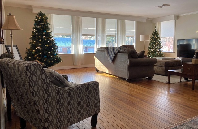 Family haven w/pool close to College of Wooster and downtown