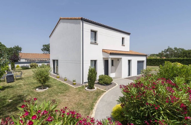 Family house with garden and terrace 5 minutes from Veillon beach