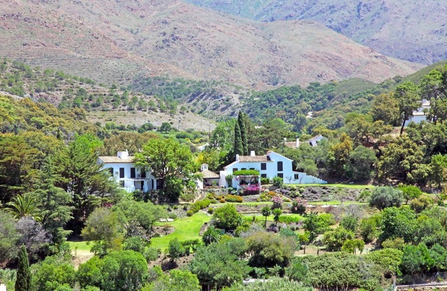 Family holidays in Spain, ideal for groups, 11bed estate with 2 pools, jacuzzi.