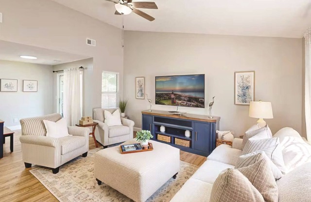 Family Home between Downtown & Tybee - BR/2BA Home, Sleeps 6