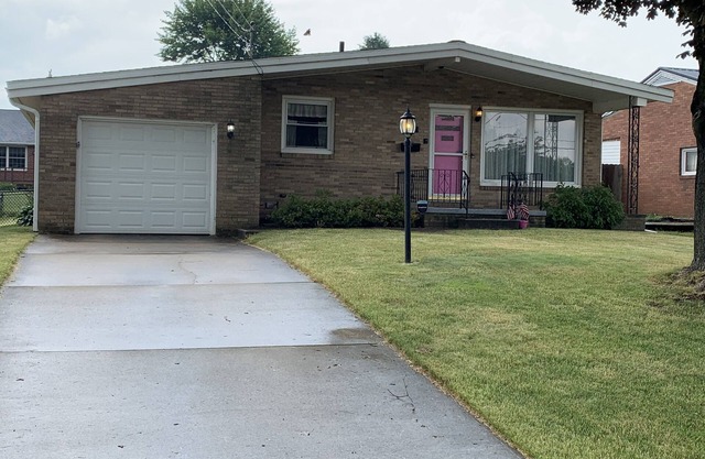 Family Home, Blocks from Pro Football Hall of Fame, Fenced Yard, Pet Friendly